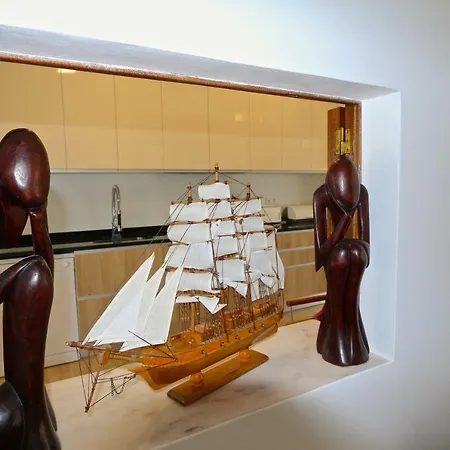 Caroline 3 - Clever Details