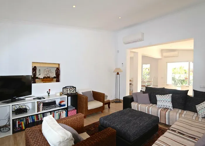 Caroline 3 - Clever Details